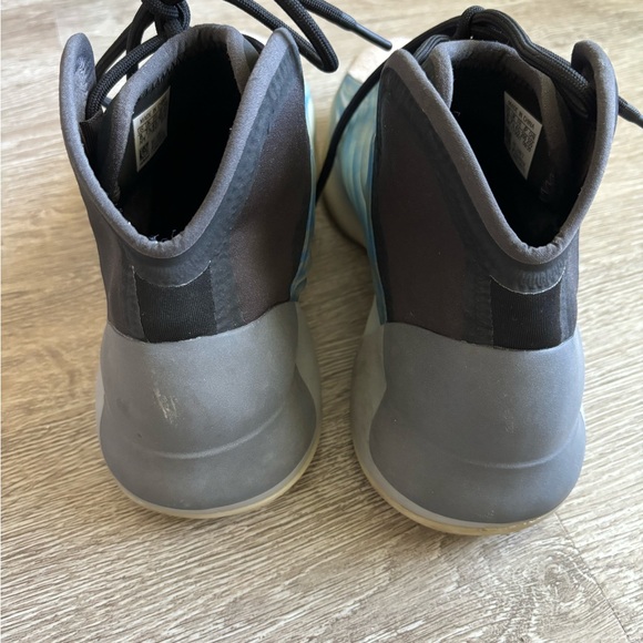 Yeezy Quantum Frozen Blue - Picture 3 of 5